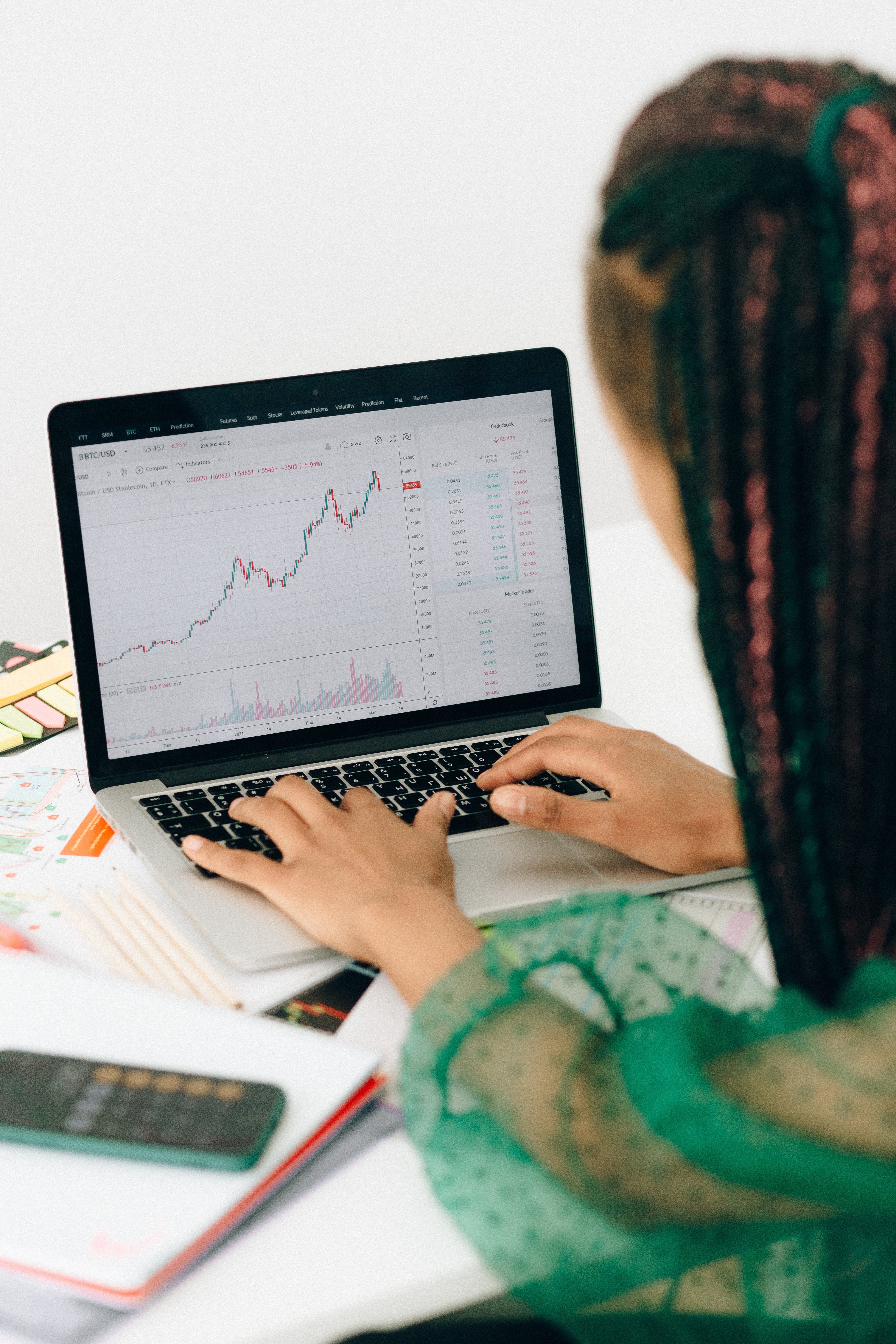 Personne utilisant un ordinateur pour accéder à une plateforme de gestion, représentant la gestion de projet ou de données.